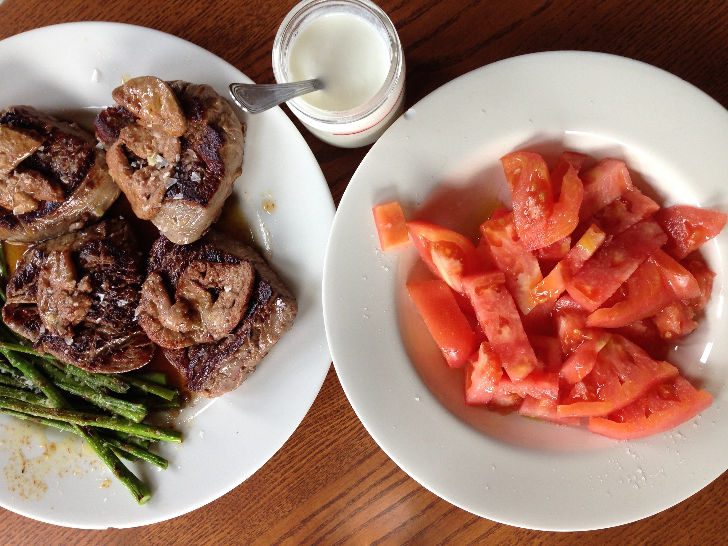  Por eso nivelé los sabores con un tomate feo (se llaman así, en serio) y un  yogur casero . 