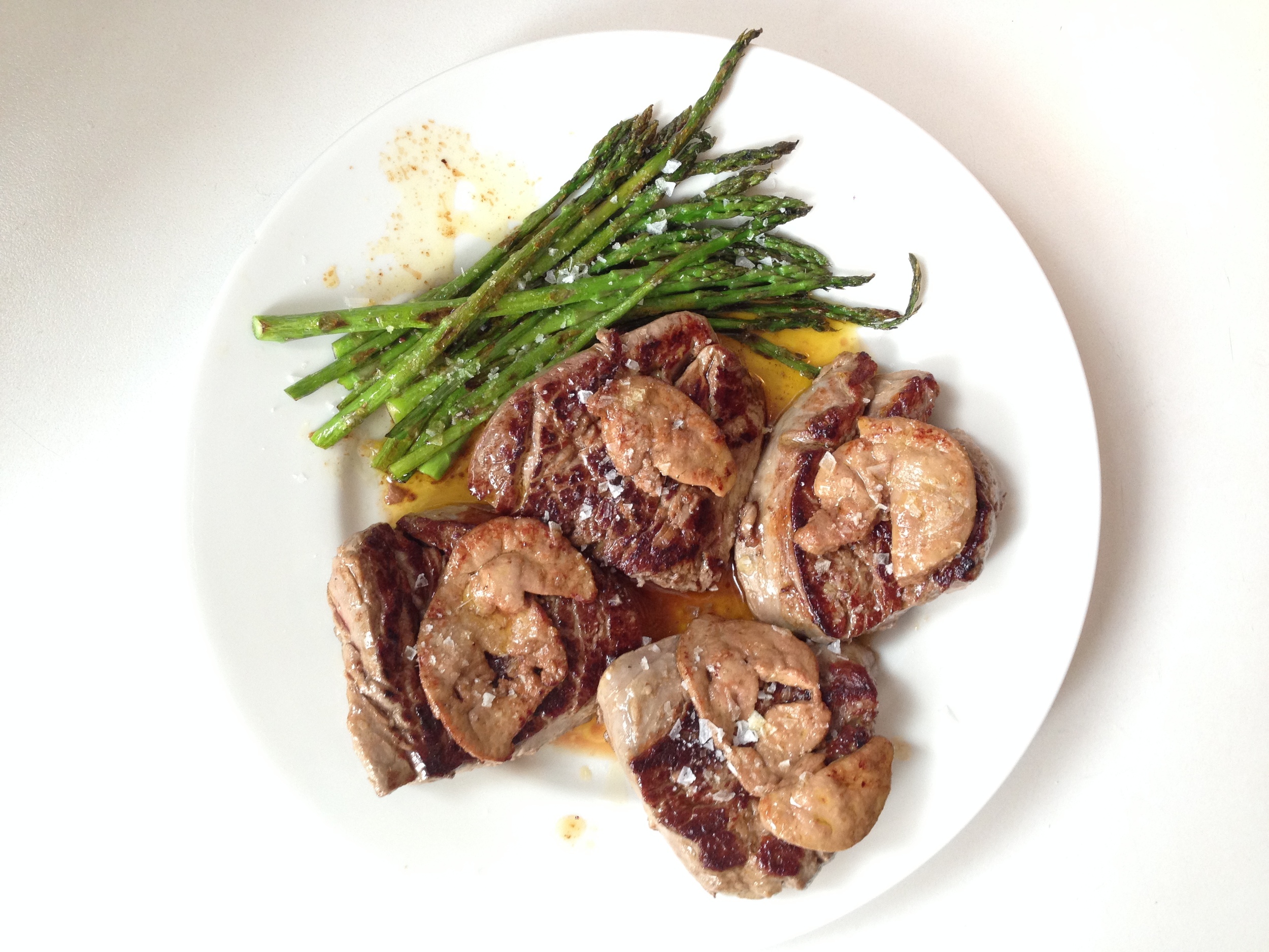  En este caso mezcle sabores fuertes (foie, solomillo y espárragos) pero texturas muy diferentes. 