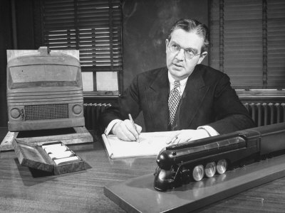  Dreyfuss, el padre de la ergonomía moderna. Un señor serio. 