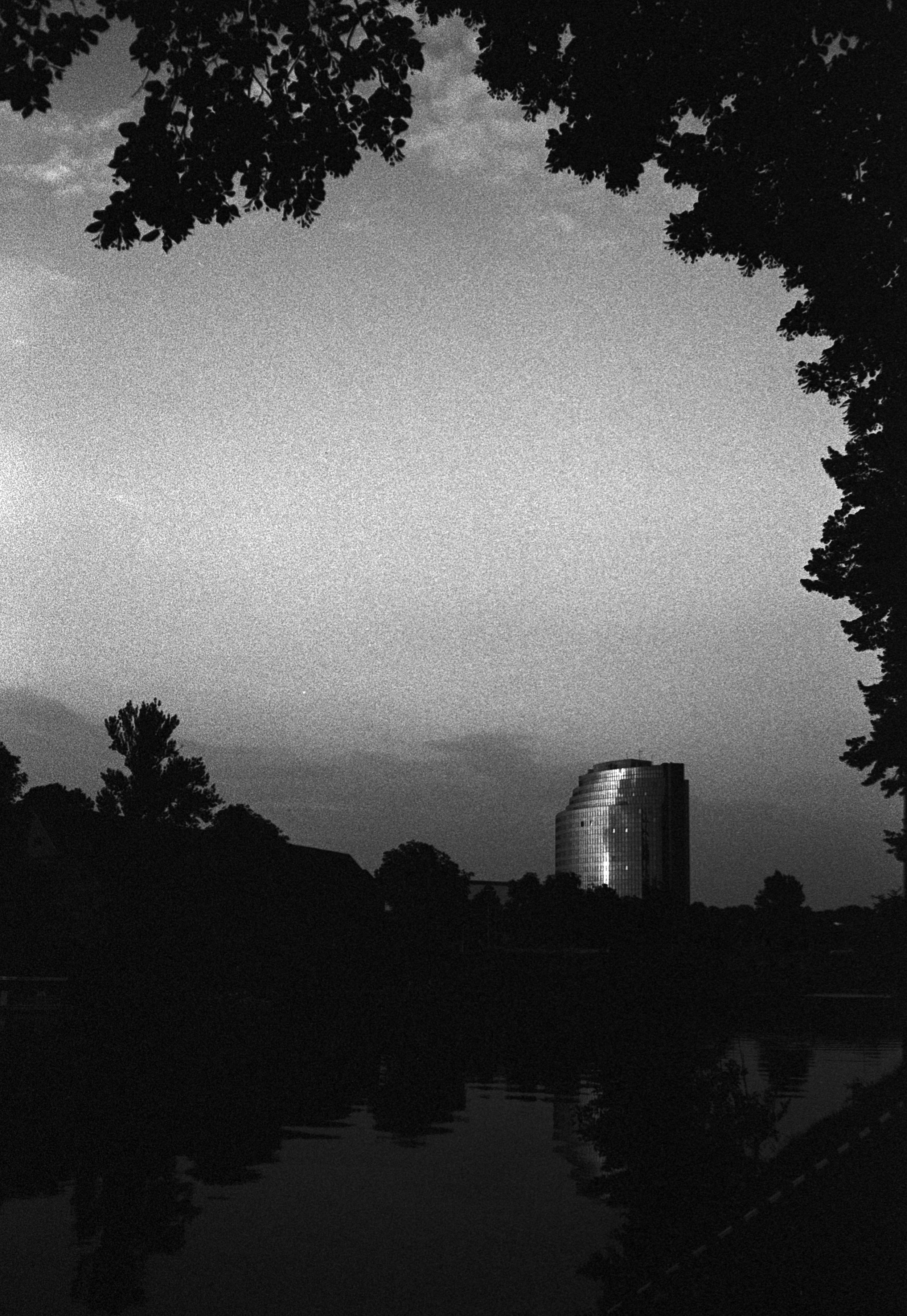  FujiFilm Tiara II con Fomapan 400, revelada por  Yetilab .  