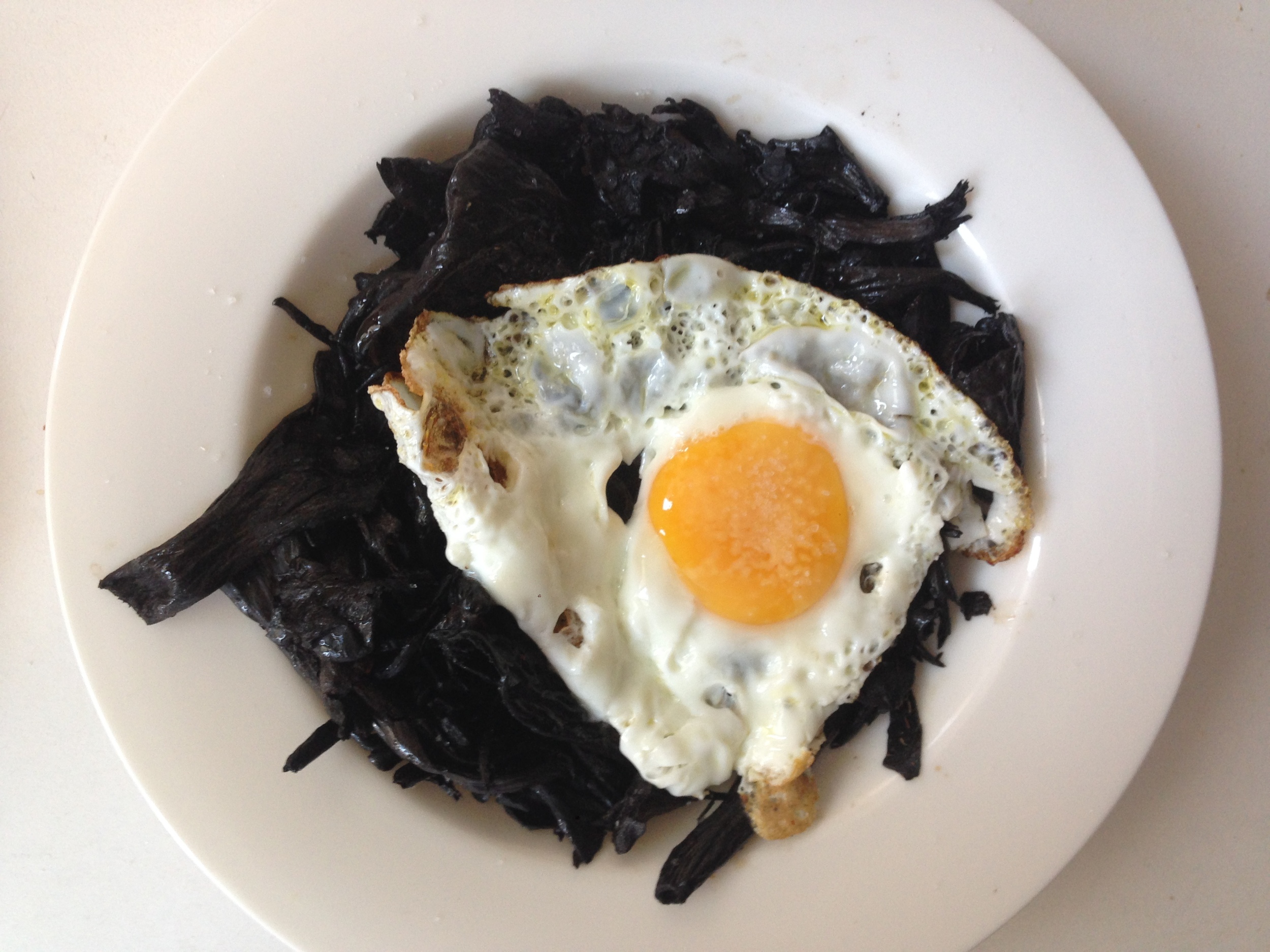  El huevo con trompetas de la muerte no es invento mío pero me encanta la mezcla de sabores; con parmesano laminado todavía mejor. 