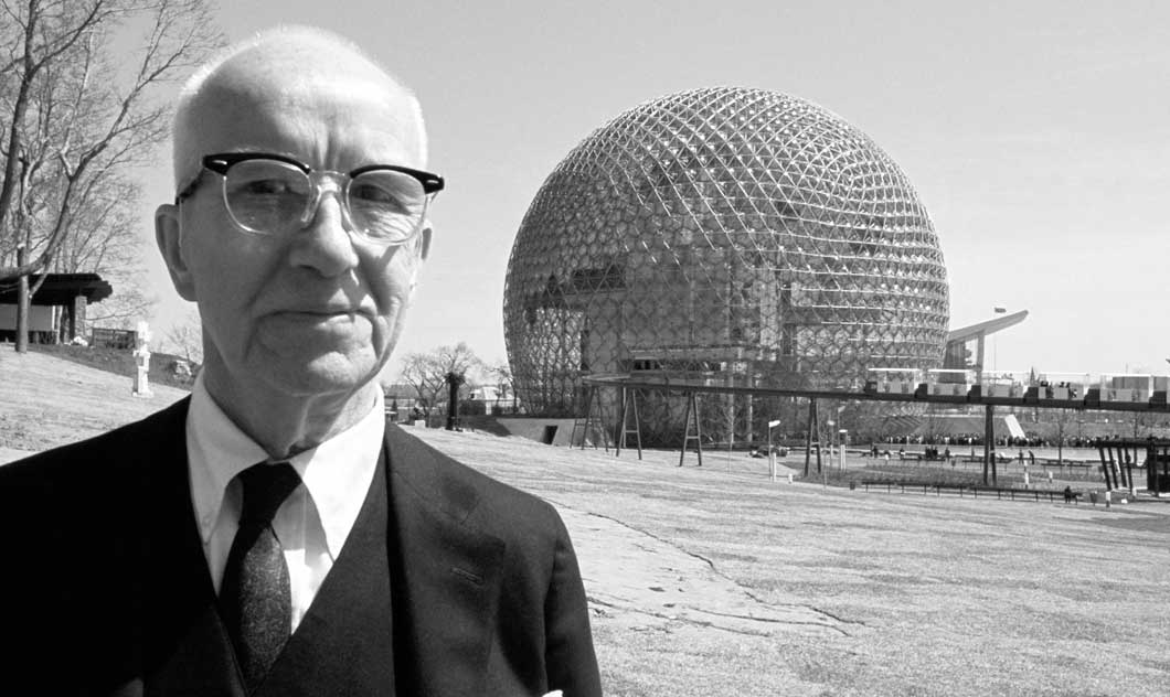  Buckminster Fuller en un tres piezas. Al fondo su cúpula geodésica. 