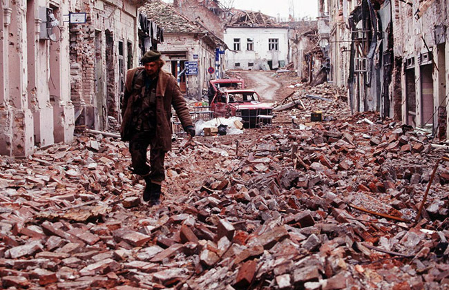  La destrucción de Vukovar, que bien podría ser nuestro Belchite (no doy con el autor de la foto). 