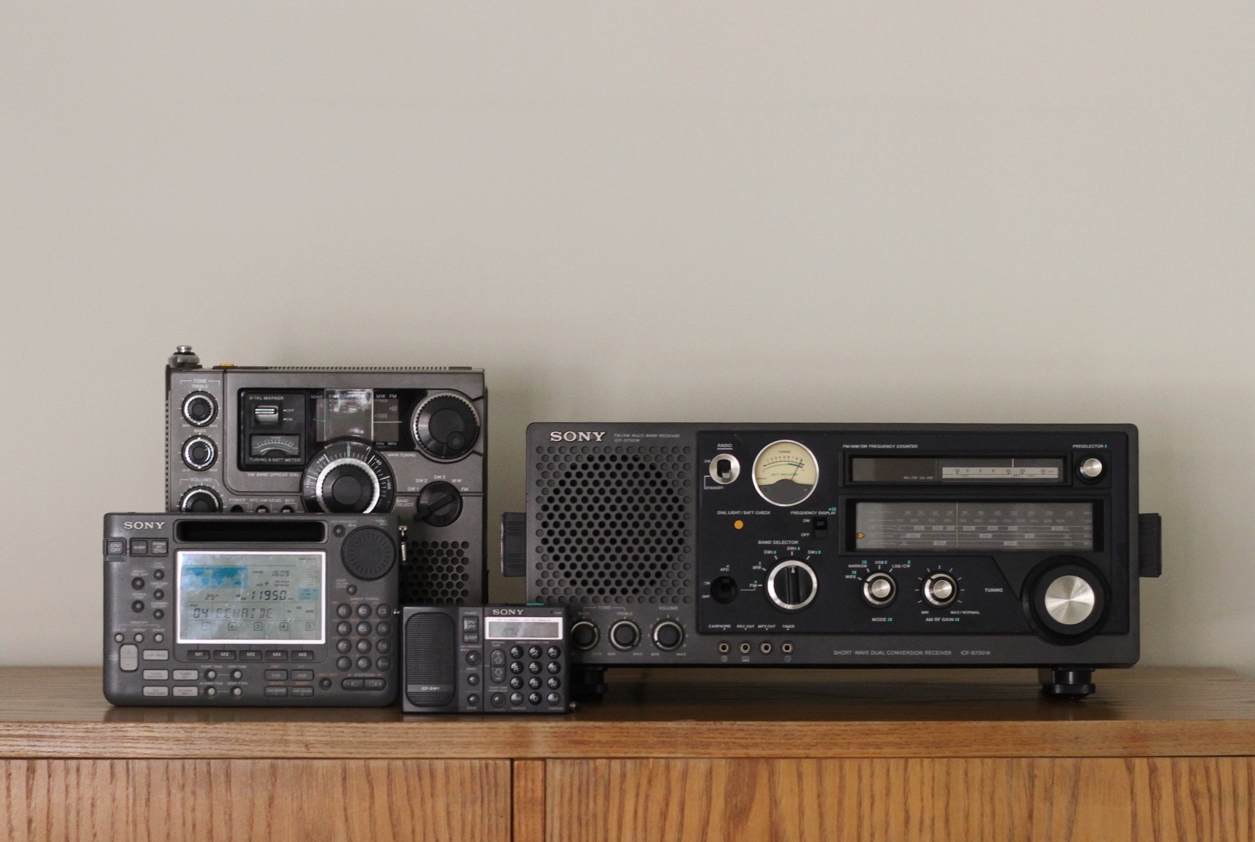  Famlia SONY. De izquierda a derecha: ICF SW55, ICF 5900W, ICF SW1, ICF 6700W. Son badass, ¿eh? 