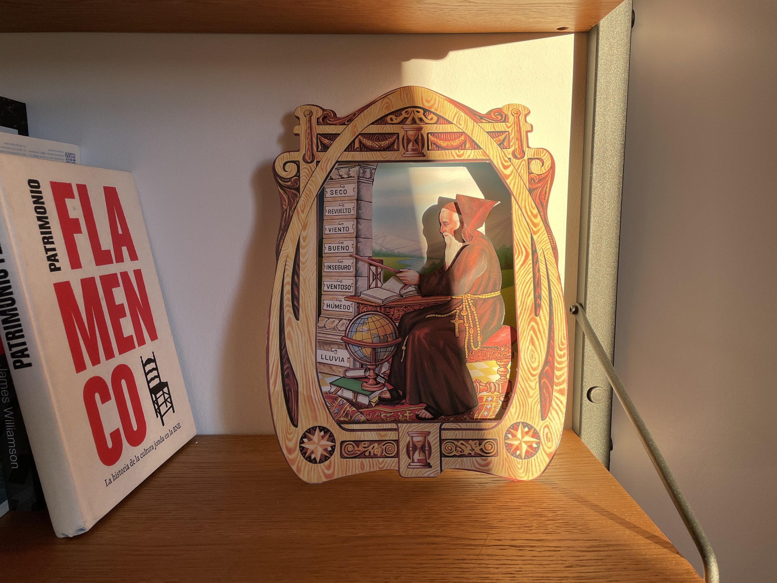  El fraile del tiempo dice “Bueno” pero él y yo sabemos que no es del todo cierto. 