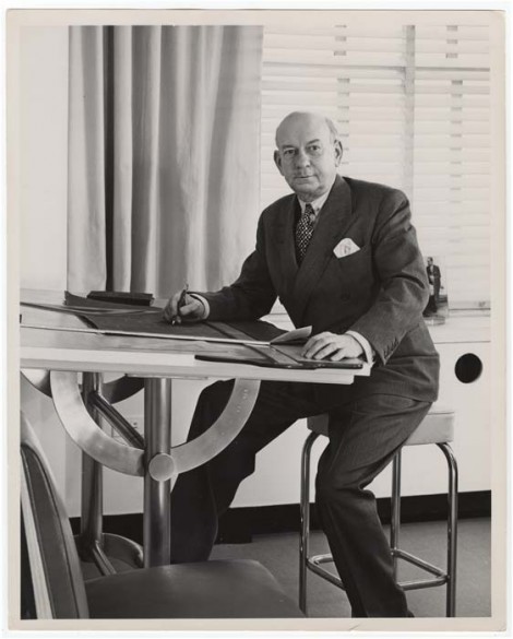  Sentarse en la mesa de diseño no exime a Teague de perder la clase. Es un señor. 