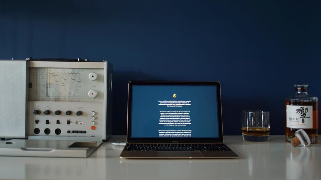  En esa Braun T1000 y en ese MacBook hay tanta Debita Proportio que cuando lo pienso me tengo que tomar un Hibiki. 